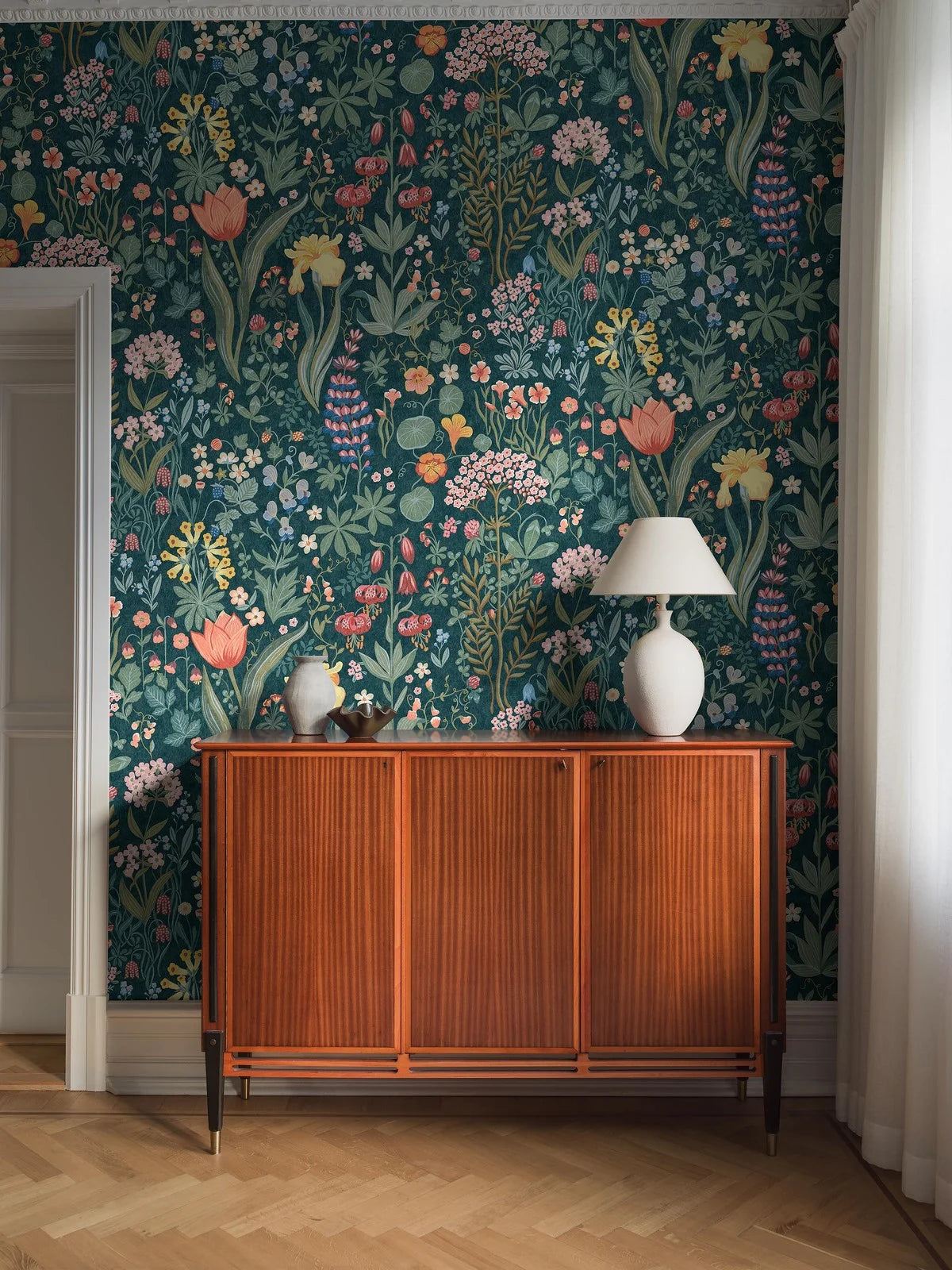 The Blomsterhav Grand wallpaper is indeed adorned with a lush sea of flowers, and among sweet peas, lupins and other blossoms, you’ll also find the occasional blackberry and wild strawberry. 