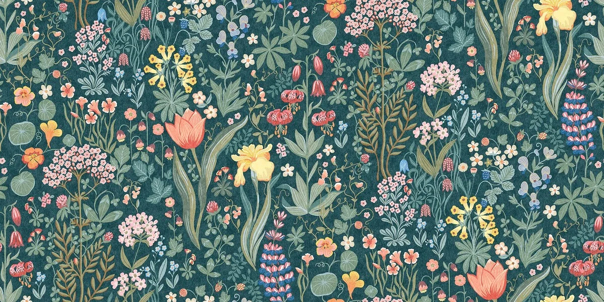 The Blomsterhav Grand wallpaper is indeed adorned with a lush sea of flowers, and among sweet peas, lupins and other blossoms, you’ll also find the occasional blackberry and wild strawberry. 