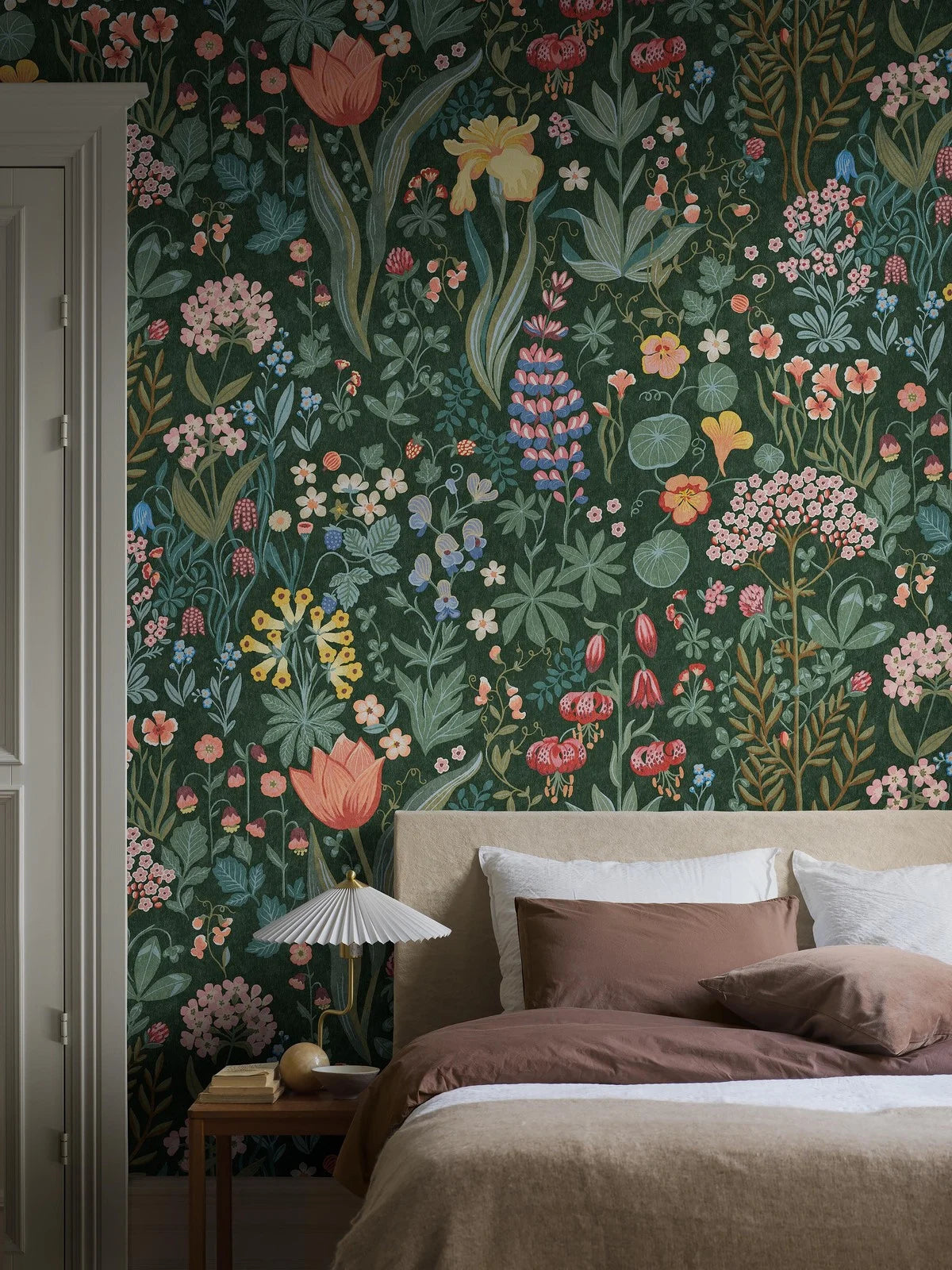 The multicolored Blomsterhav Grand wallpaper offers a wonderful floral display, featuring everything from tiny, charming forget-me-nots to stately lupins and martagon lilies.