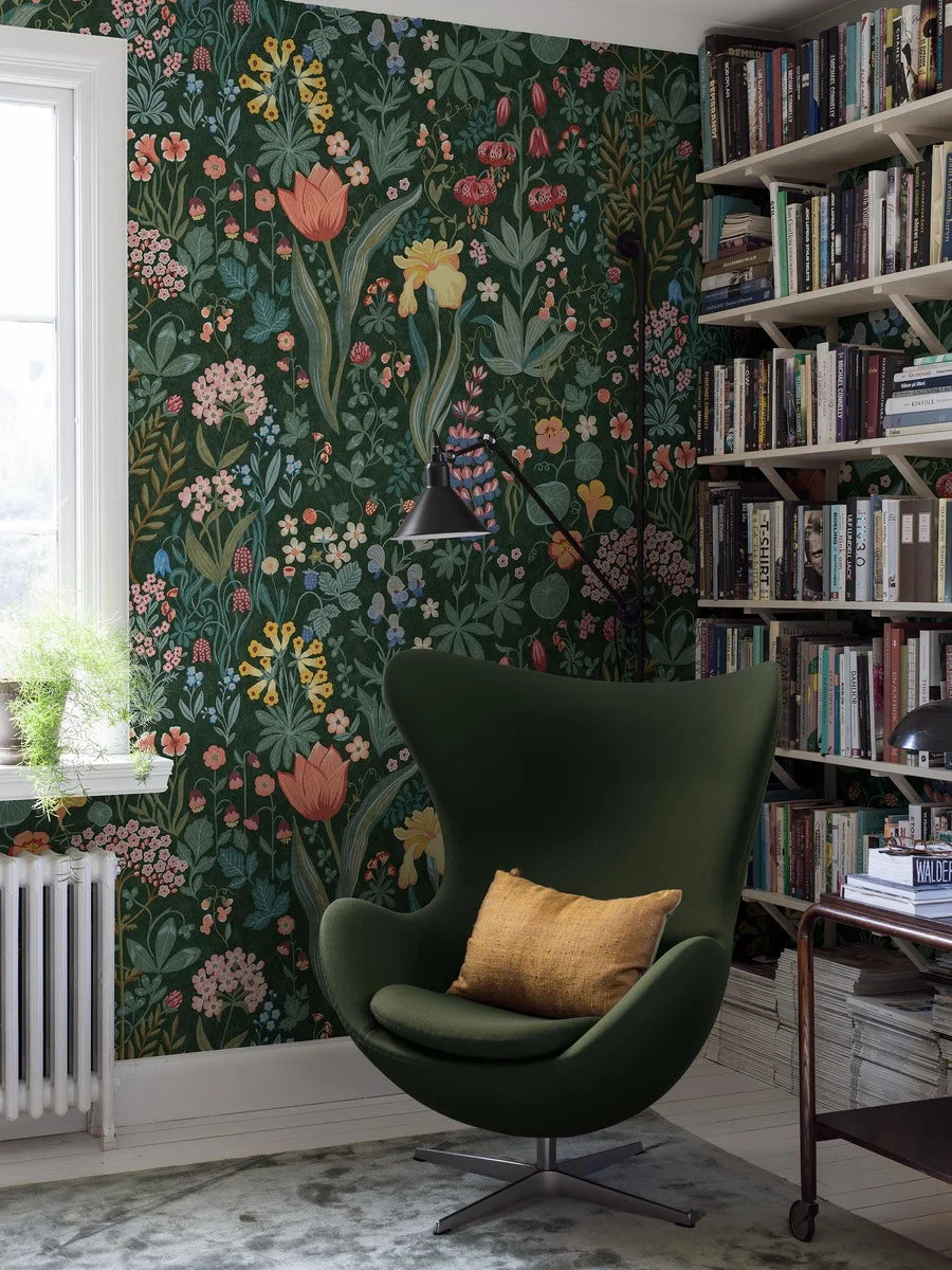 The multicolored Blomsterhav Grand wallpaper offers a wonderful floral display, featuring everything from tiny, charming forget-me-nots to stately lupins and martagon lilies.