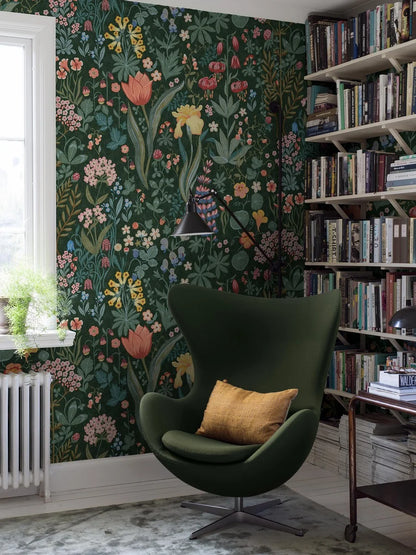 The multicolored Blomsterhav Grand wallpaper offers a wonderful floral display, featuring everything from tiny, charming forget-me-nots to stately lupins and martagon lilies.