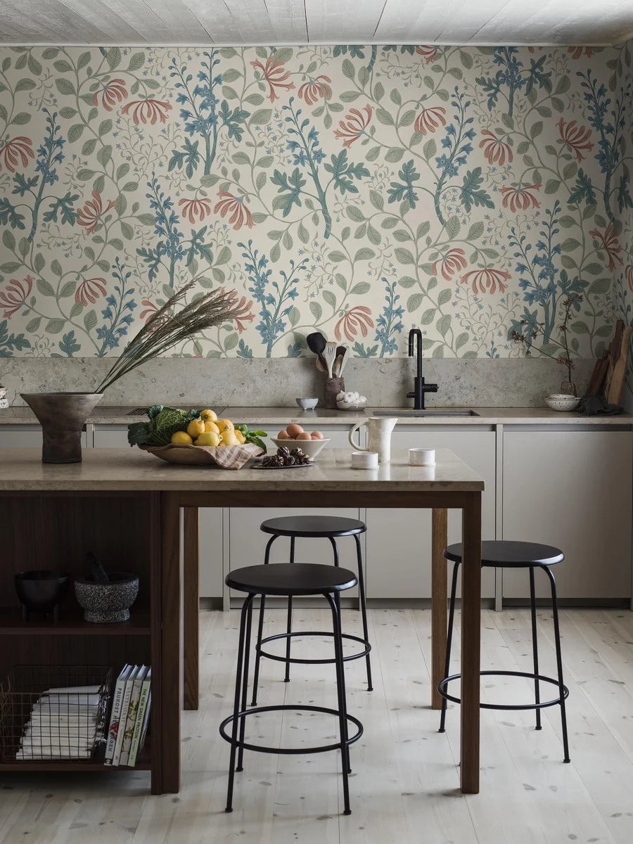 Trädgårdsfröjd Grand is an enlarged reprint of Nora Tysklind’s floral wallpaper Trädgårdsfröjd.