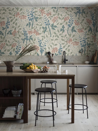 Trädgårdsfröjd Grand is an enlarged reprint of Nora Tysklind’s floral wallpaper Trädgårdsfröjd.