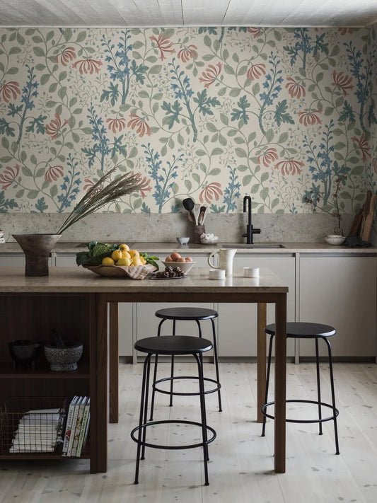 Trädgårdsfröjd Grand is an enlarged reprint of Nora Tysklind’s floral wallpaper Trädgårdsfröjd.