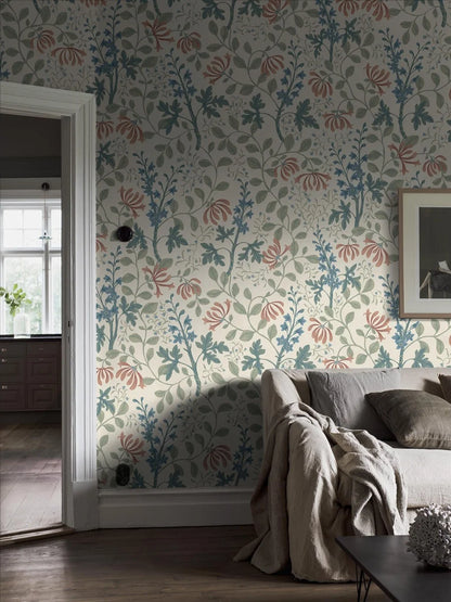 Trädgårdsfröjd Grand is an enlarged reprint of Nora Tysklind’s floral wallpaper Trädgårdsfröjd.