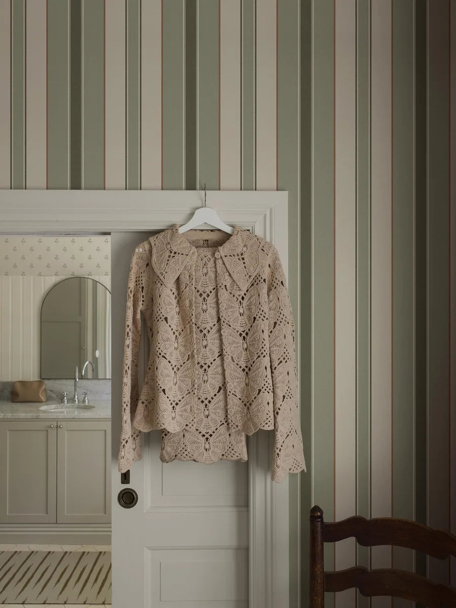 Stockholm Stripe has the calm of a striped wallpaper, while the stripes of varying widths and colours create a lively impression.