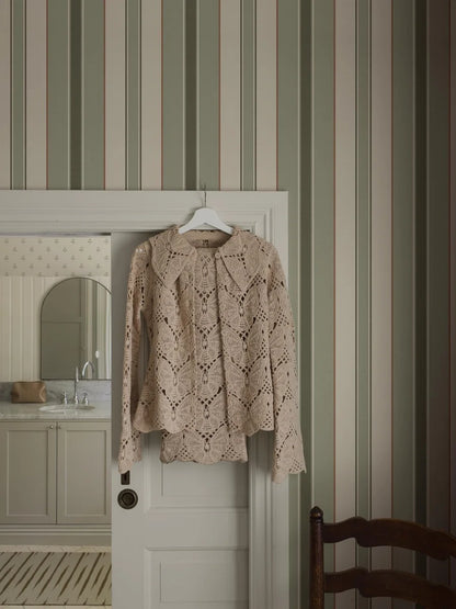 Stockholm Stripe has the calm of a striped wallpaper, while the stripes of varying widths and colours create a lively impression.