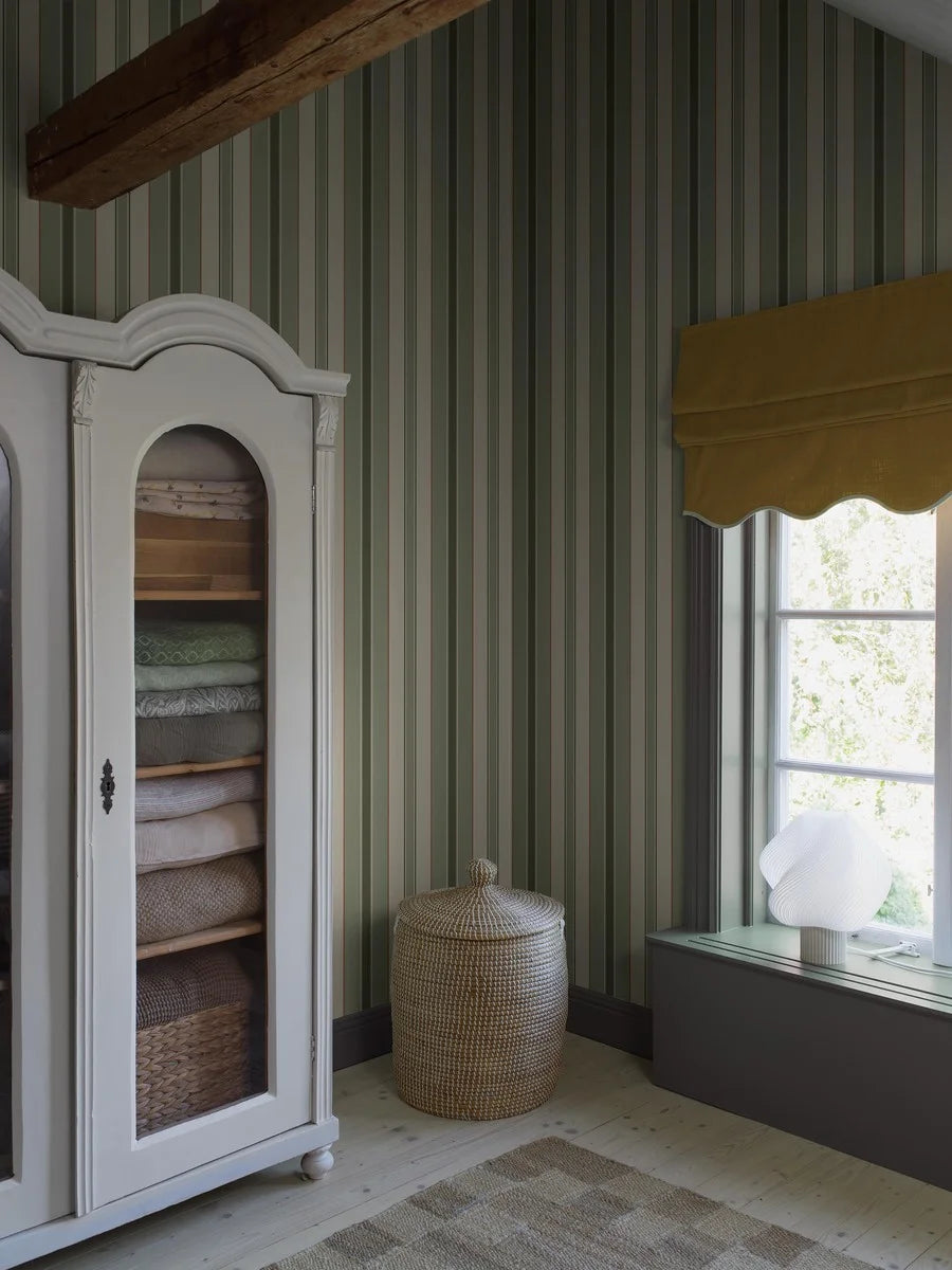 Stockholm Stripe has the calm of a striped wallpaper, while the stripes of varying widths and colours create a lively impression.