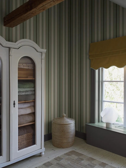 Stockholm Stripe has the calm of a striped wallpaper, while the stripes of varying widths and colours create a lively impression.