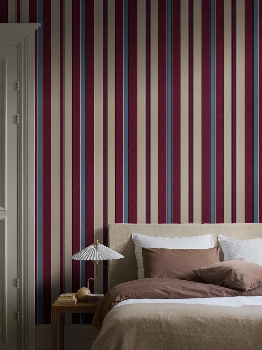 The striped wallpaper Stockholm Stripe is elegant and timeless.