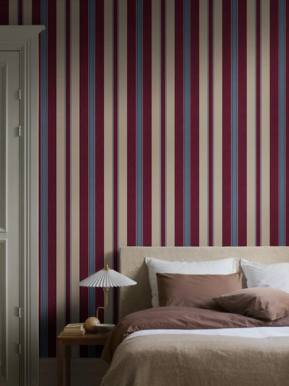 The striped wallpaper Stockholm Stripe is elegant and timeless.