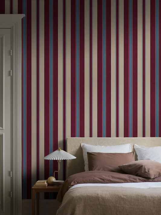 The striped wallpaper Stockholm Stripe is elegant and timeless.