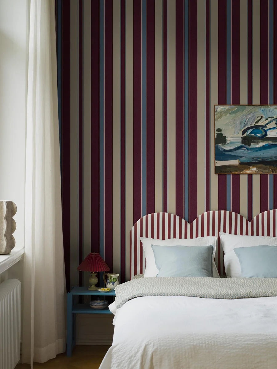 The striped wallpaper Stockholm Stripe is elegant and timeless.