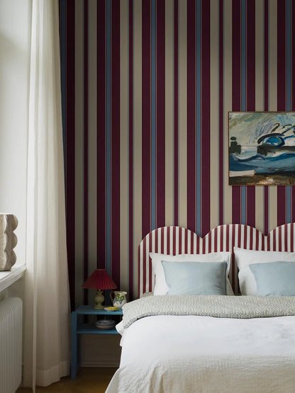 The striped wallpaper Stockholm Stripe is elegant and timeless.