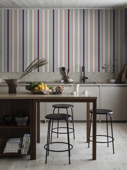 The striped wallpaper Stockholm Stripe is elegant and timeless. 