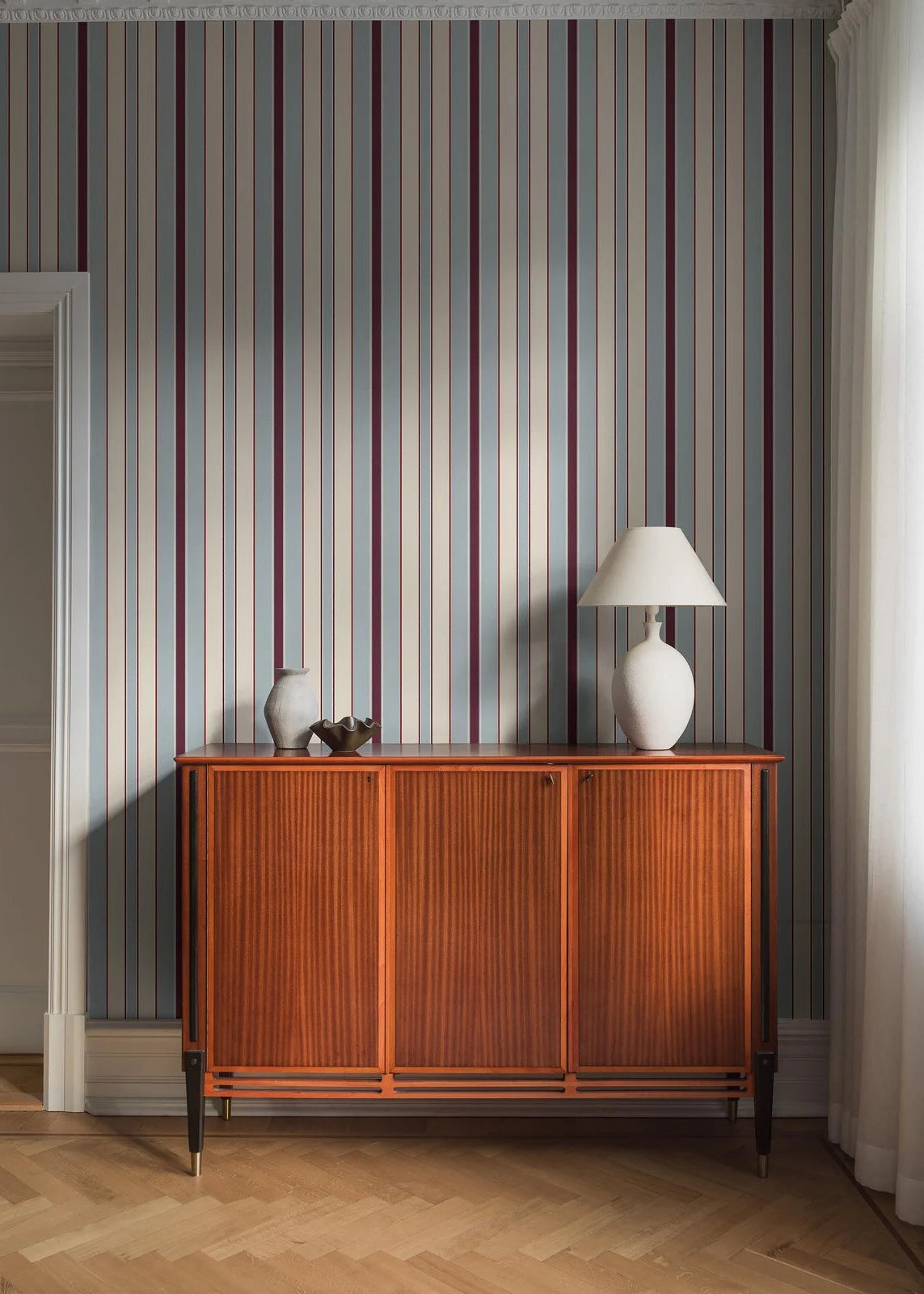 The striped wallpaper Stockholm Stripe is elegant and timeless. 