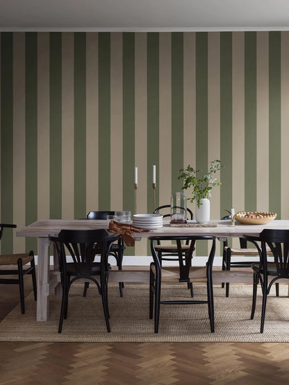 Bjärö Stripe is a striped wallpaper with generously wide block stripes – a graphic pattern that feels calm while still creating a clear focal point in the room.
Here, the wide-striped Bjärö Stripe wallpaper appears in a soft, harmonious color combination of antique green and putty white