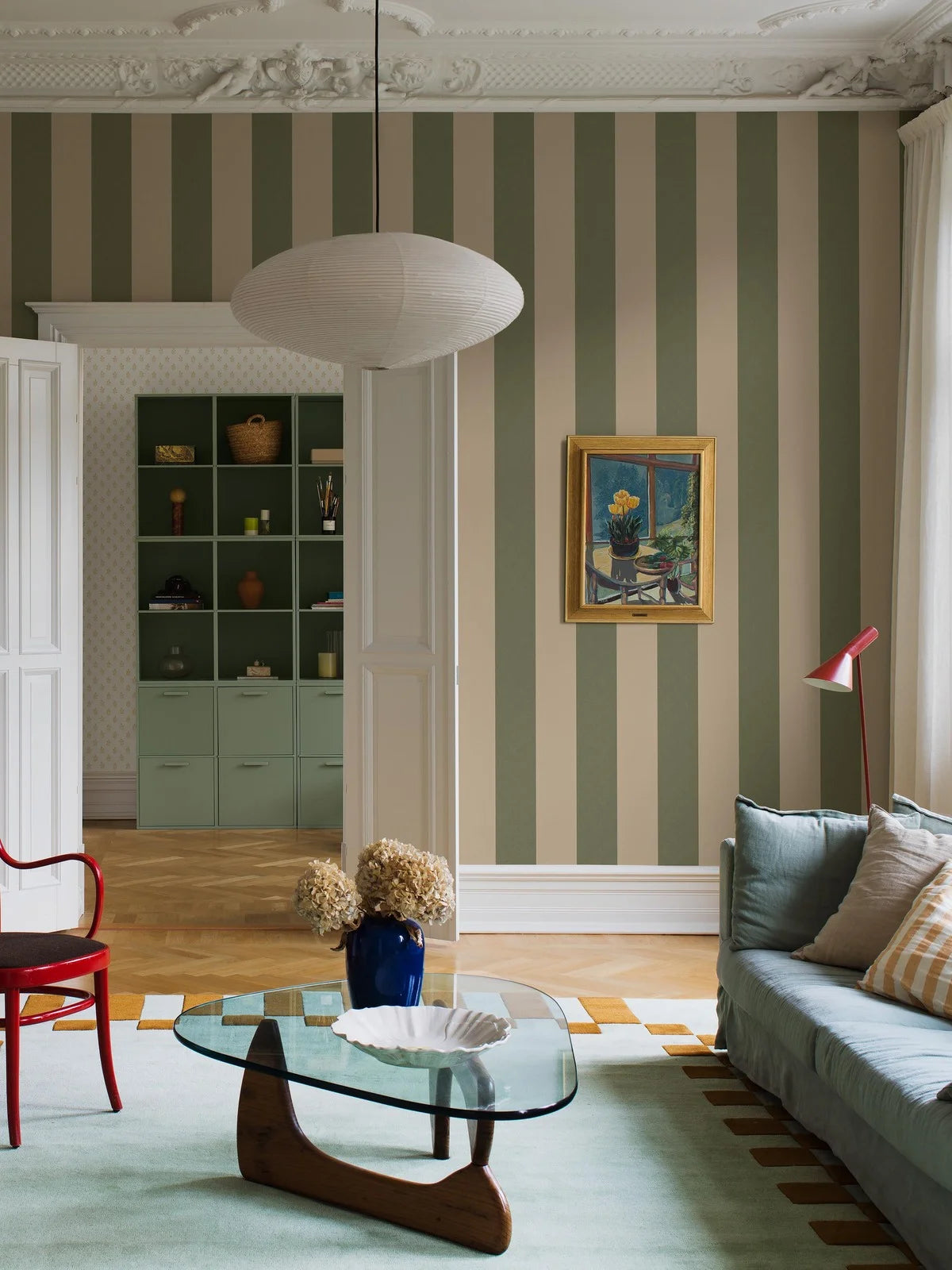 Bjärö Stripe is a striped wallpaper with generously wide block stripes – a graphic pattern that feels calm while still creating a clear focal point in the room.
Here, the wide-striped Bjärö Stripe wallpaper appears in a soft, harmonious color combination of antique green and putty white