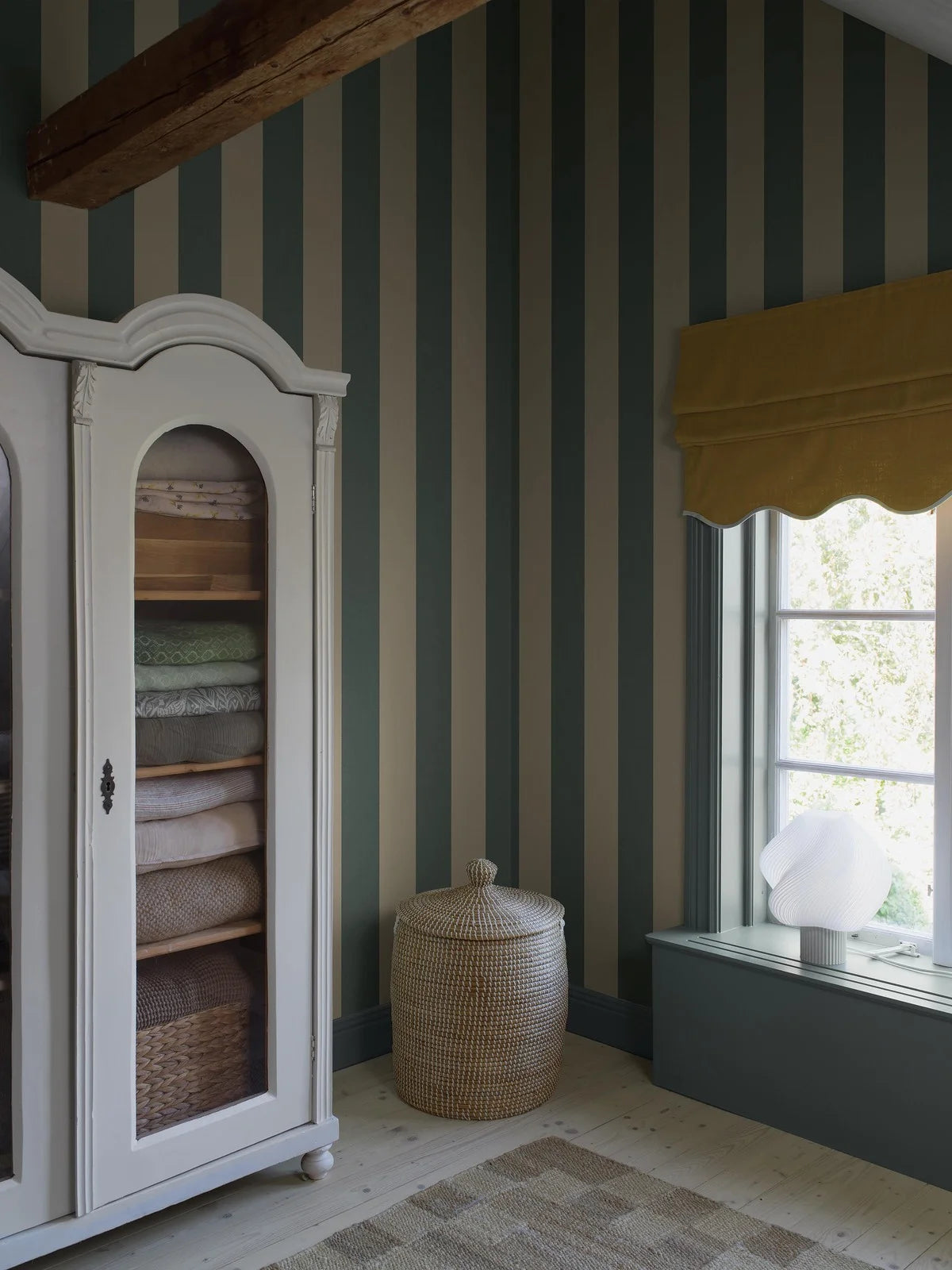 The classic Båstad Stripe is a wide-striped wallpaper, calm and timeless in its clean, structured form. 
