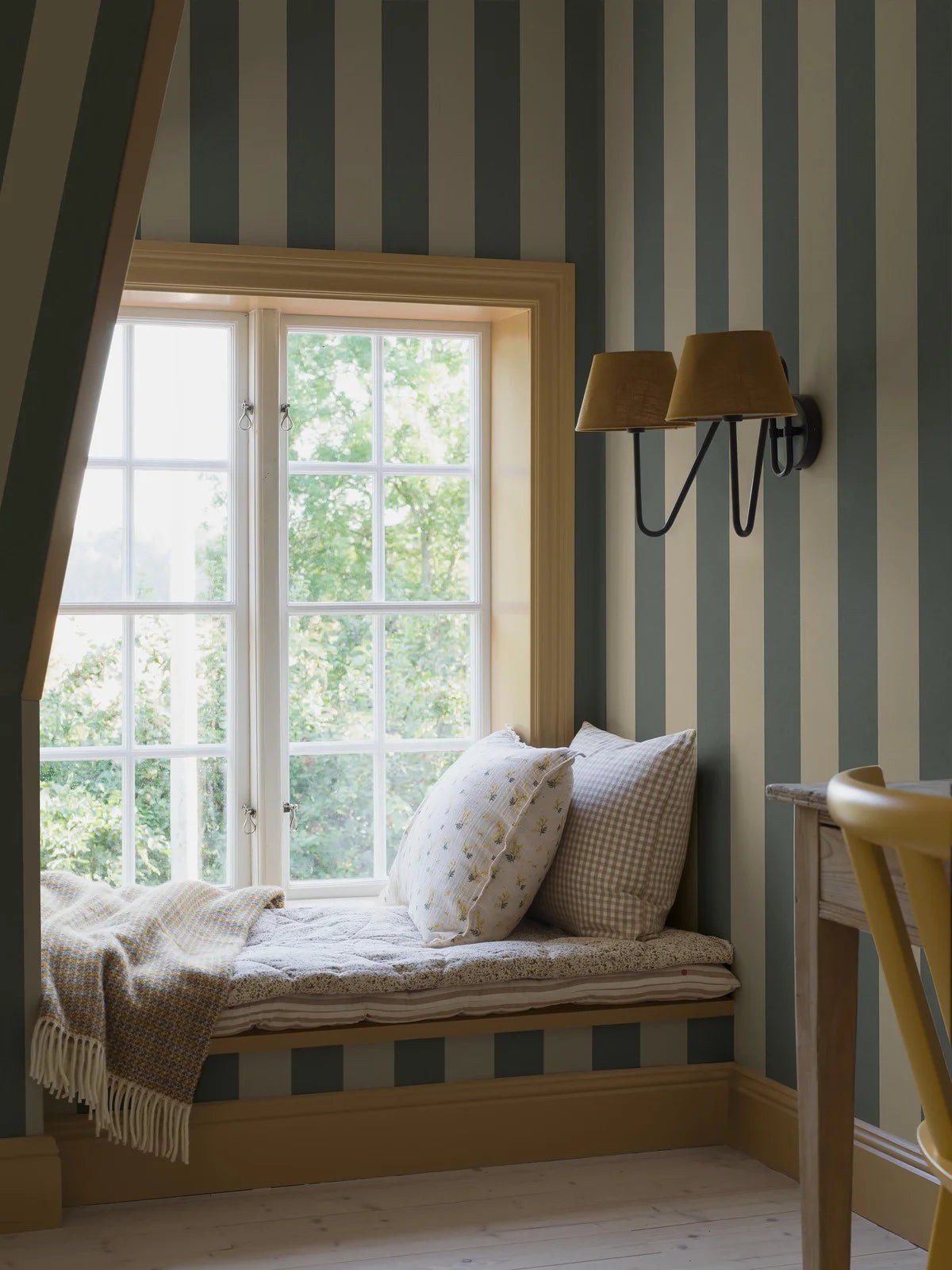 The classic Båstad Stripe is a wide-striped wallpaper, calm and timeless in its clean, structured form. 