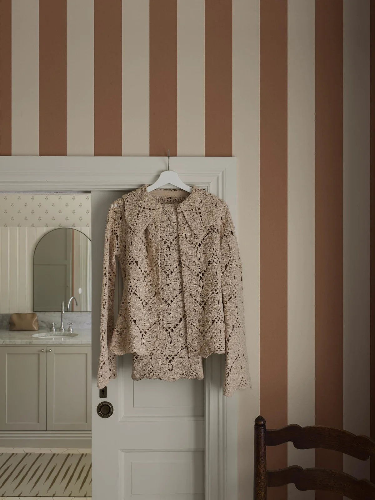 Båstad Stripe is a wide-striped wallpaper that brings a sense of lively dynamism to the room with its graphic block stripes. 