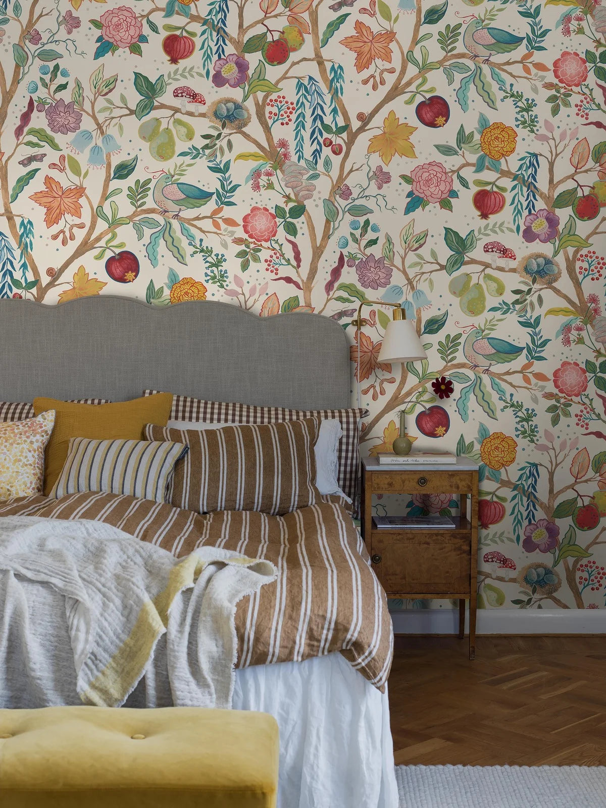 In the Peace Bird mural wallpaper, colorful winding branches are filled with peace birds, olive branches, bird eggs, flowers and many other forms of life.