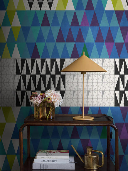 The graphic mural wallpaper Pythagoras is based on a textile of the same name, designed in 1952 by Swedish architect Sven Markelius, also known as Mr Funkis. 