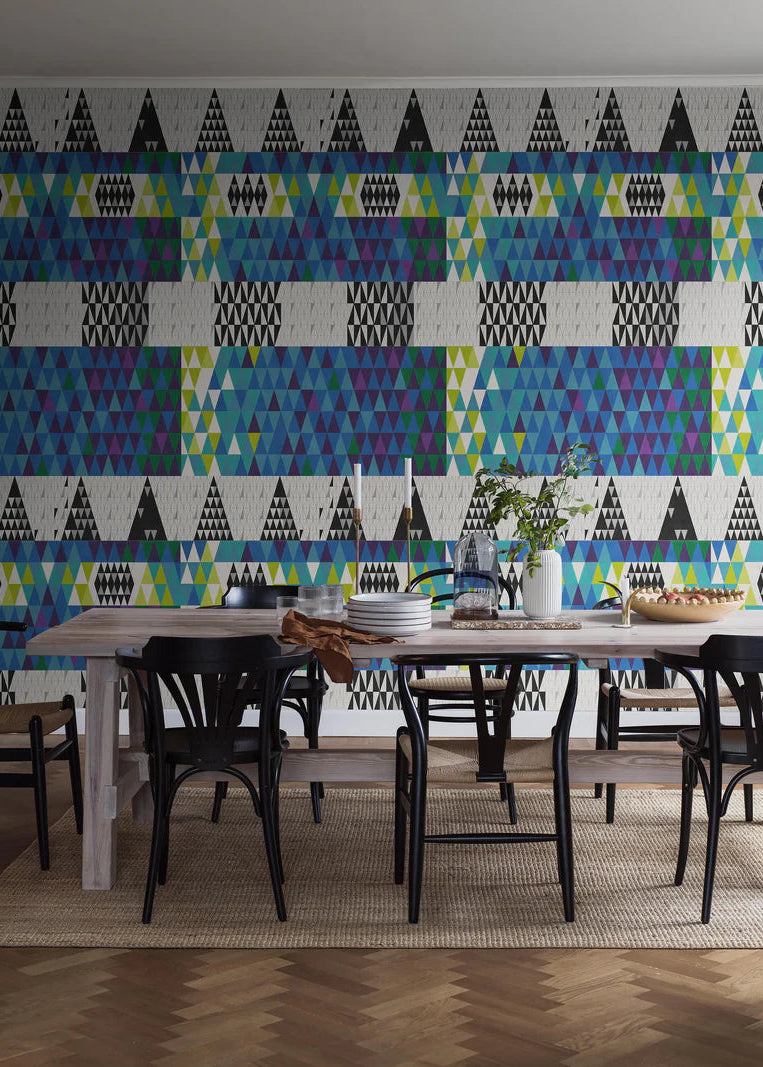The graphic mural wallpaper Pythagoras is based on a textile of the same name, designed in 1952 by Swedish architect Sven Markelius, also known as Mr Funkis. 