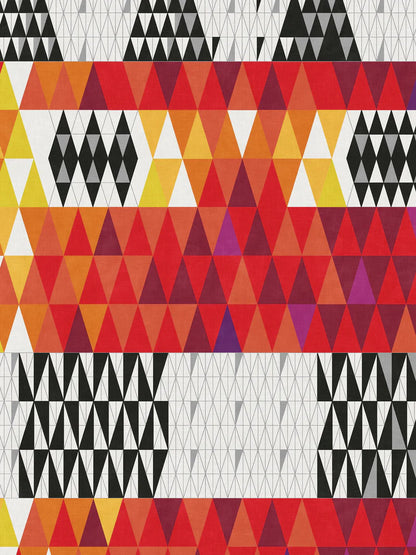 The mural wallpaper Pythagoras is a design classic by Sven Markelius, also known as Mr Funkis. In 1952, Markelius created this geometric pattern for a textile,