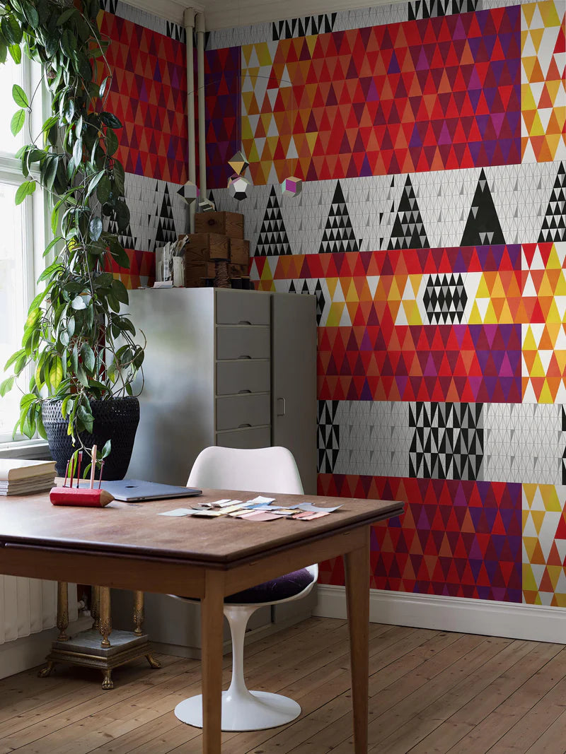 The mural wallpaper Pythagoras is a design classic by Sven Markelius, also known as Mr Funkis. In 1952, Markelius created this geometric pattern for a textile,
