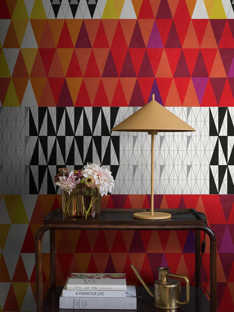 The mural wallpaper Pythagoras is a design classic by Sven Markelius, also known as Mr Funkis. In 1952, Markelius created this geometric pattern for a textile,