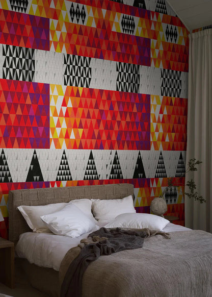 The mural wallpaper Pythagoras is a design classic by Sven Markelius, also known as Mr Funkis. In 1952, Markelius created this geometric pattern for a textile,