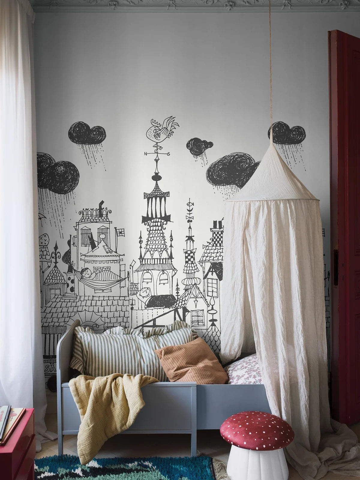 The black-and-white mural wallpaper Ingalunda is inspired by the sleepy town of the same name in Stig Lindberg and Lennart Hellsing’s children’s book Daniel Doppsko from 1959.
