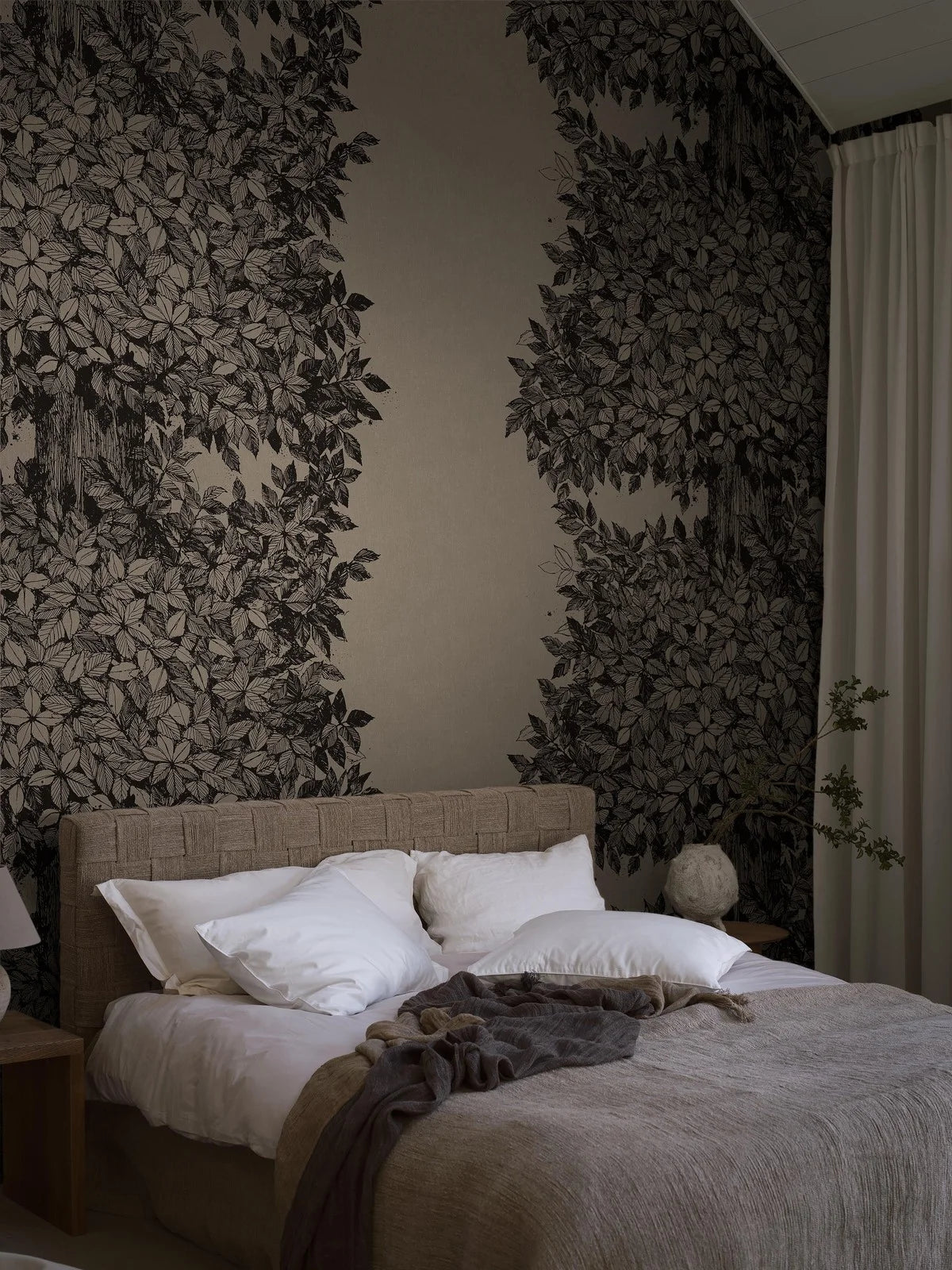 Here, the Hassel mural wallpaper features black details on a grey-brown ground reminiscent of undyed linen. The wallpaper is printed to order, made to measure for your wall.