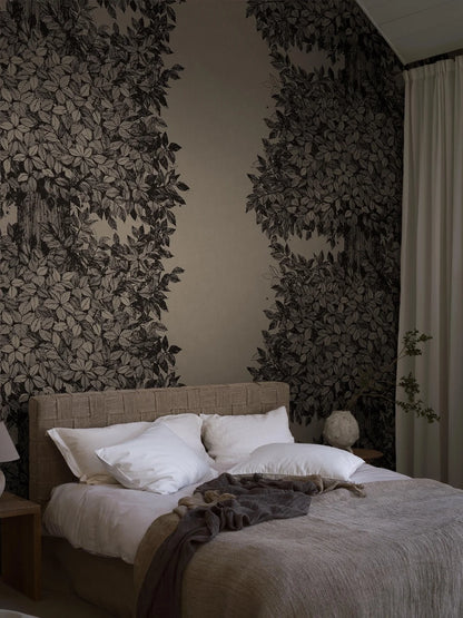 Here, the Hassel mural wallpaper features black details on a grey-brown ground reminiscent of undyed linen. The wallpaper is printed to order, made to measure for your wall.