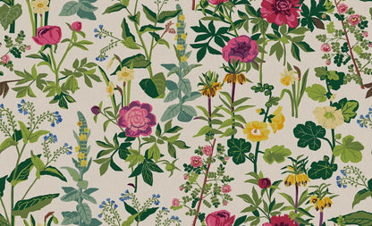 The large-flowered mural wallpaper Sommar features a colorful sea of blooms, including peonies, mullein and daffodils. 