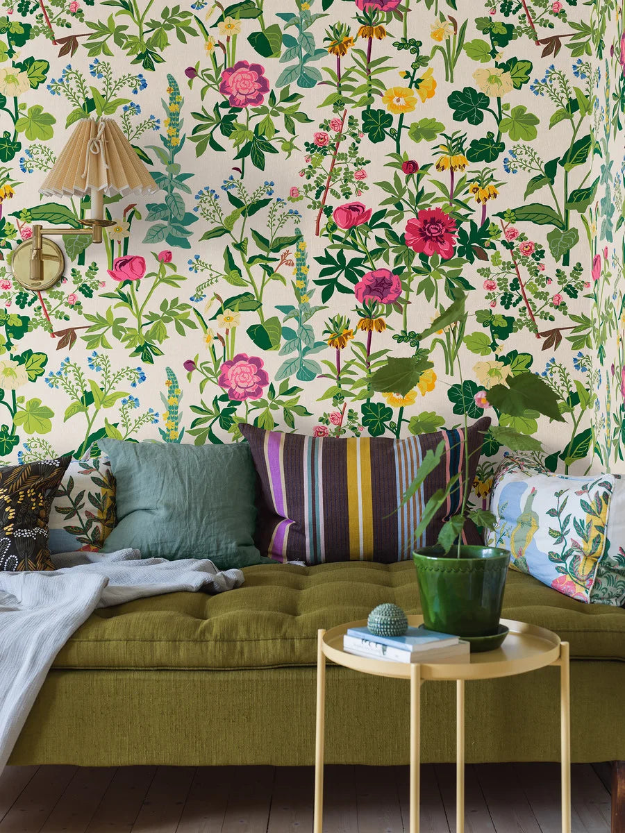 The large-flowered mural wallpaper Sommar features a colorful sea of blooms, including peonies, mullein and daffodils. 