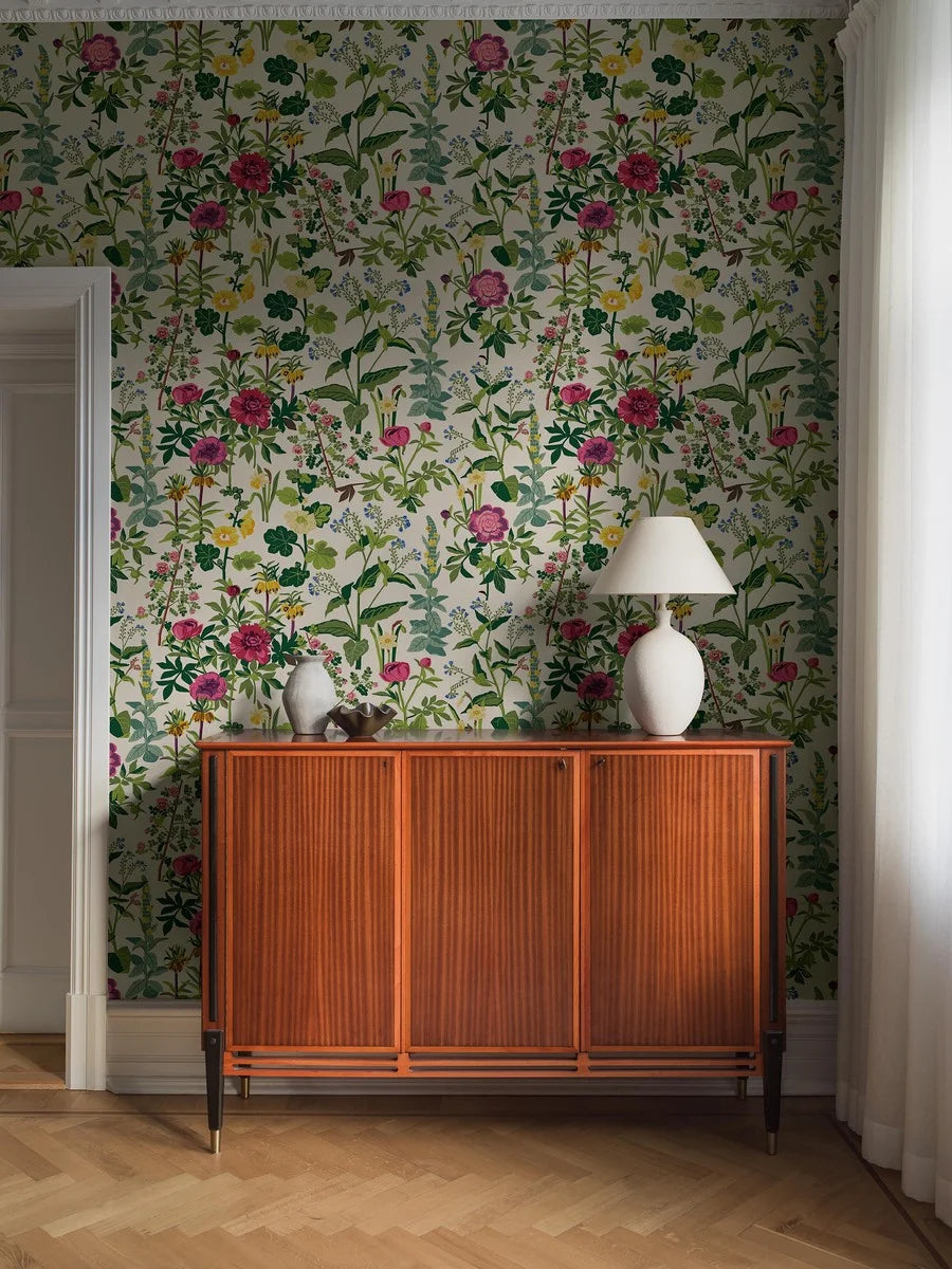 The large-flowered mural wallpaper Sommar features a colorful sea of blooms, including peonies, mullein and daffodils. 