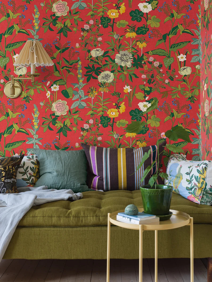 With the large-flowered mural wallpaper Sommar on your wall, you can enjoy a sense of summer at home all year round.