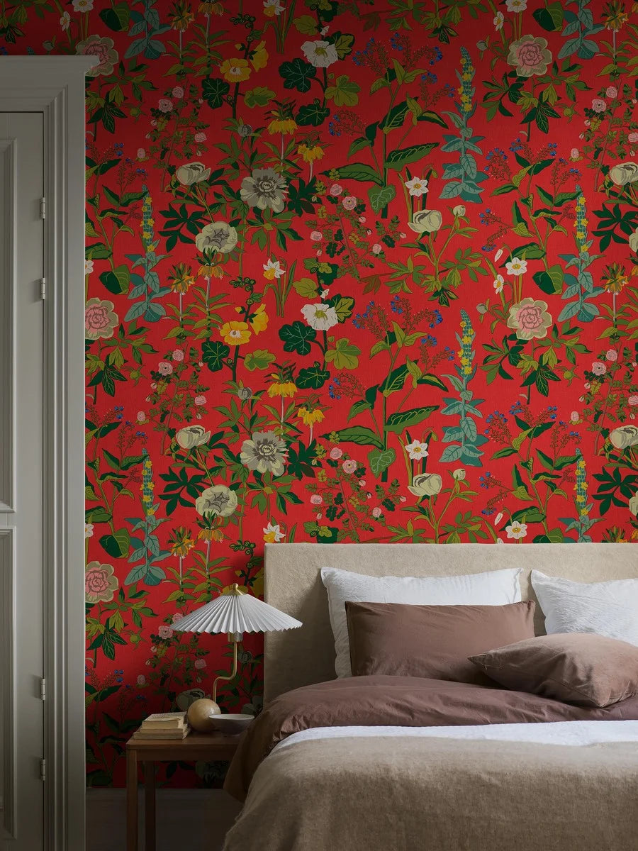 With the large-flowered mural wallpaper Sommar on your wall, you can enjoy a sense of summer at home all year round.