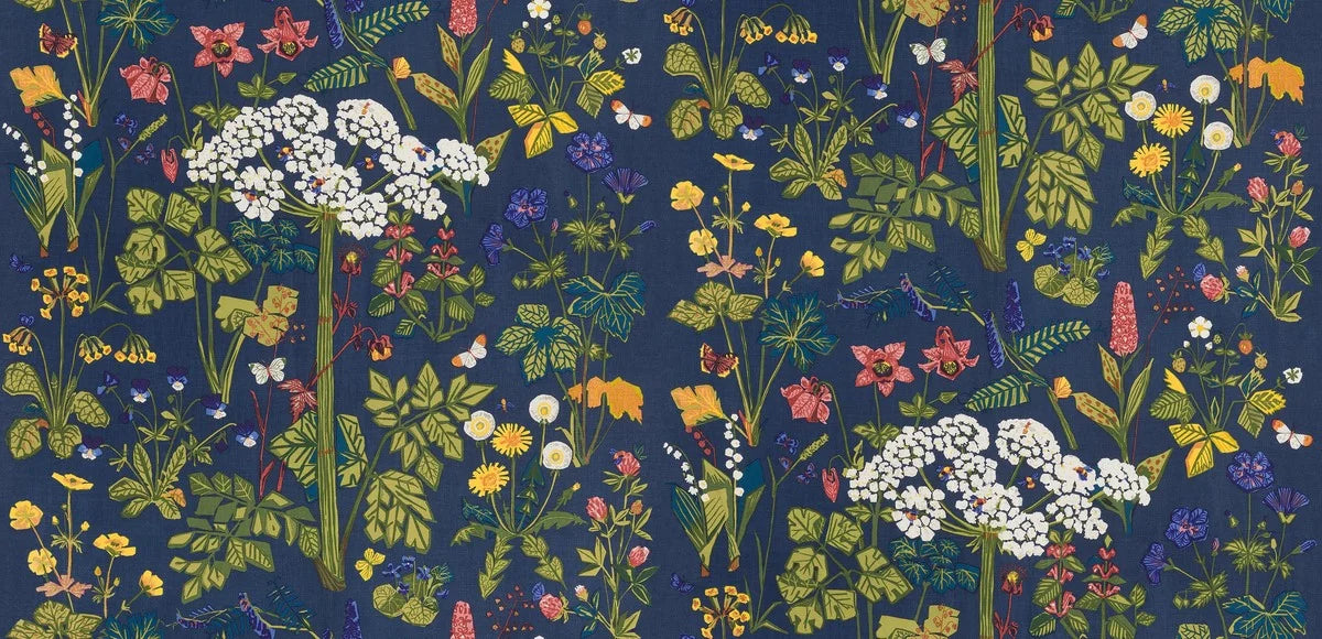The mural wallpaper Aurora features one of Lisbet Jobs’ most beloved patterns, with flowers such as hogweed, dandelion, cowslip and lily of the valley, here in bright colors on a deep blue ground.