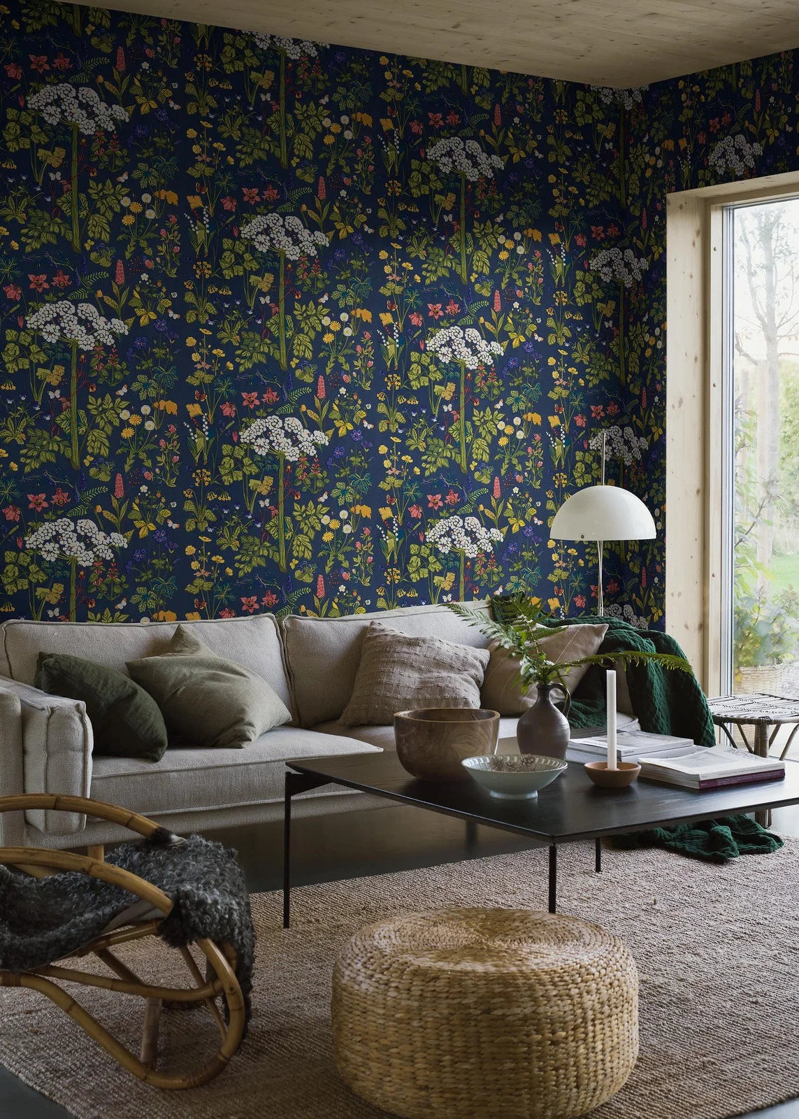 The mural wallpaper Aurora features one of Lisbet Jobs’ most beloved patterns, with flowers such as hogweed, dandelion, cowslip and lily of the valley, here in bright colors on a deep blue ground.