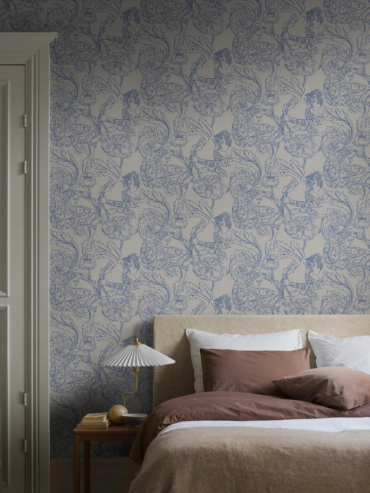 The dreamy mural wallpaper Floral Dream features winding plants and small human figures linked together in a beautiful pattern. 