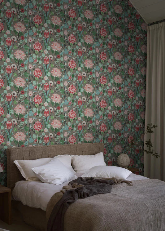 On the floral mural wallpaper Myrtle, roses, sweet peas and tulips jostle for space—but the leading role is played by beautiful myrtle, the symbol of happiness and love.