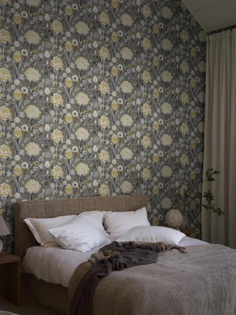 The floral mural wallpaper Myrtle features stylised flowers such as sweet peas, roses and tulips—but above all myrtle, the symbol of love and happiness