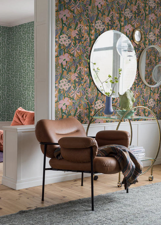 The vibrant, floral mural wallpaper Friviva is scattered with exotic plants, but you’ll also find meadow flowers from the Swedish flora.