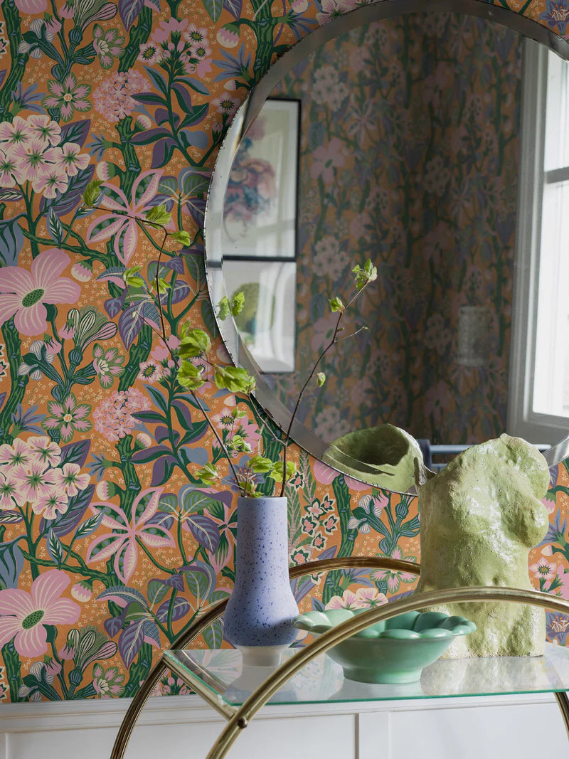 The vibrant, floral mural wallpaper Friviva is scattered with exotic plants, but you’ll also find meadow flowers from the Swedish flora.