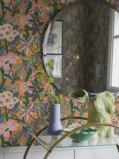 The vibrant, floral mural wallpaper Friviva is scattered with exotic plants, but you’ll also find meadow flowers from the Swedish flora.