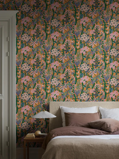 The vibrant, floral mural wallpaper Friviva is scattered with exotic plants, but you’ll also find meadow flowers from the Swedish flora.