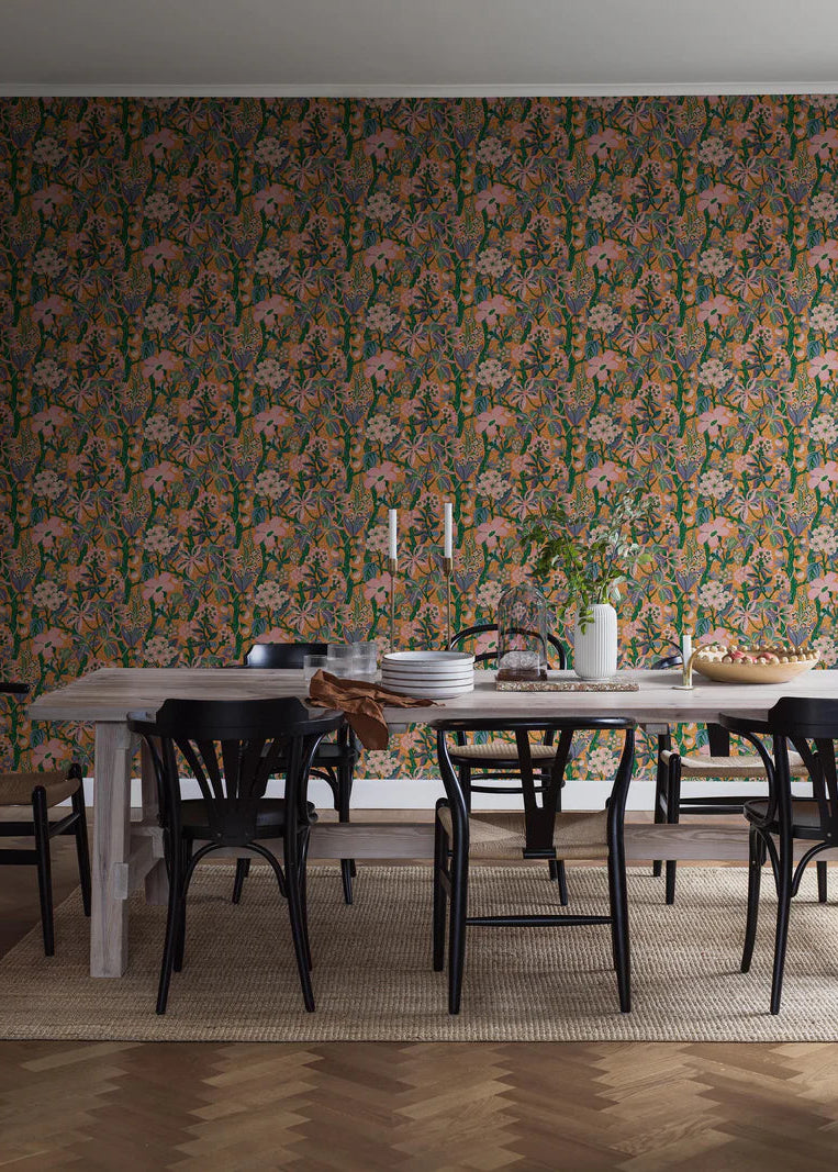 The vibrant, floral mural wallpaper Friviva is scattered with exotic plants, but you’ll also find meadow flowers from the Swedish flora.